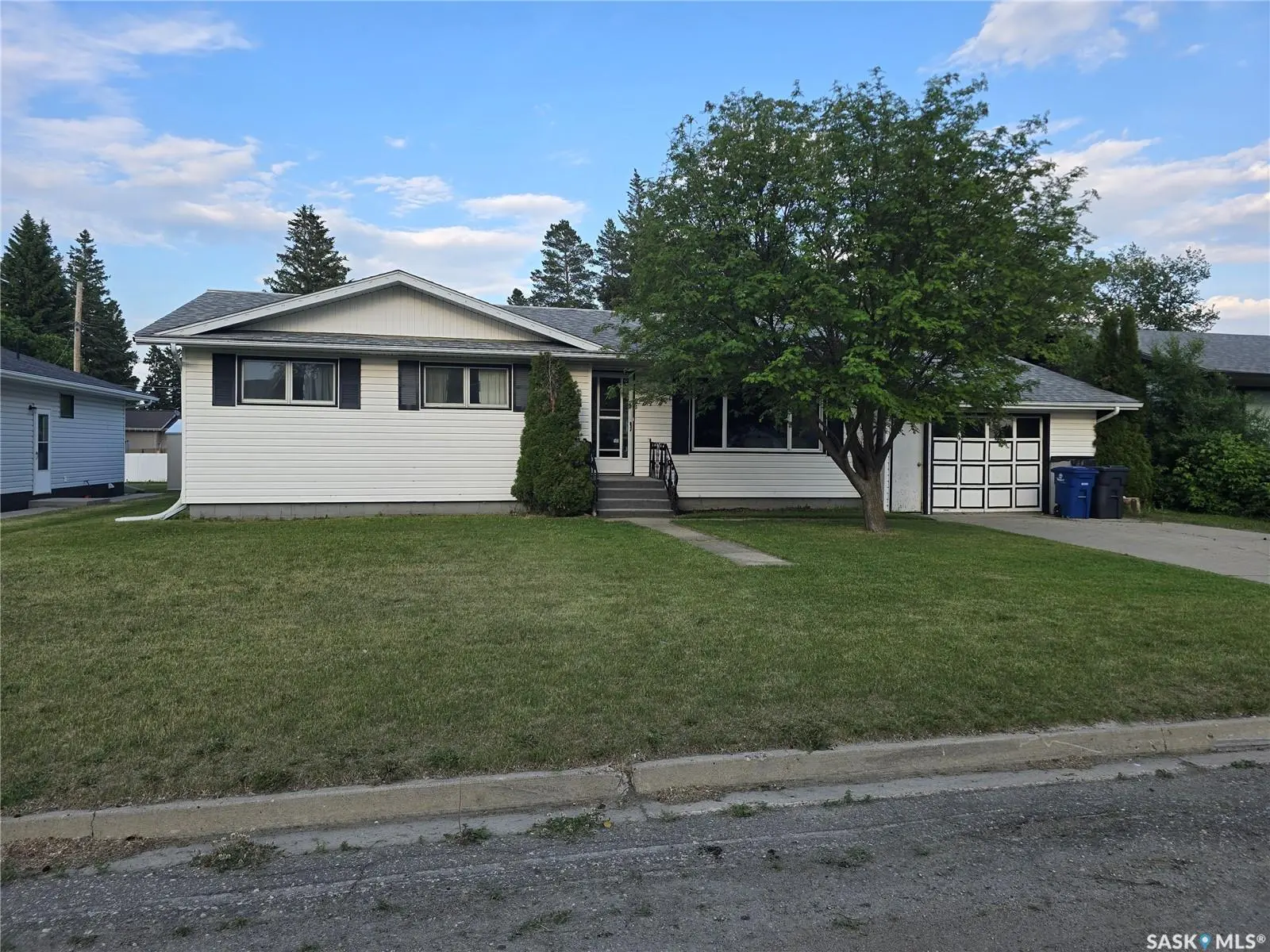 Exterior photo of the property at 212 8th Street E, Wynyard, SK, showcasing the front of this charming family home.